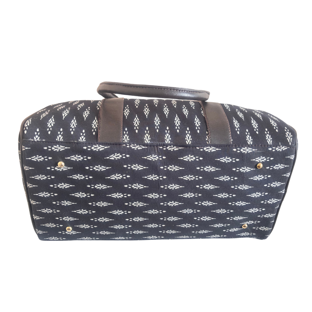 Raahgir Edition Duffle Bags :- Your Travel Companion for Unforgettable Voyages (Black)