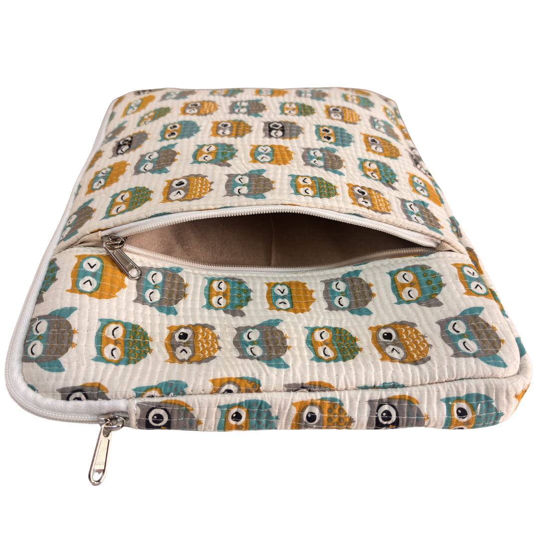 White Owl quilted cotton sleeve open zipper view showing main compartment